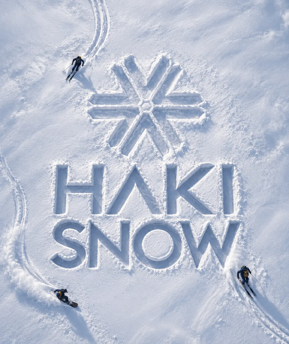 คำว่า HAKI SNOW แกะสลักบนหิมะมุมสูง